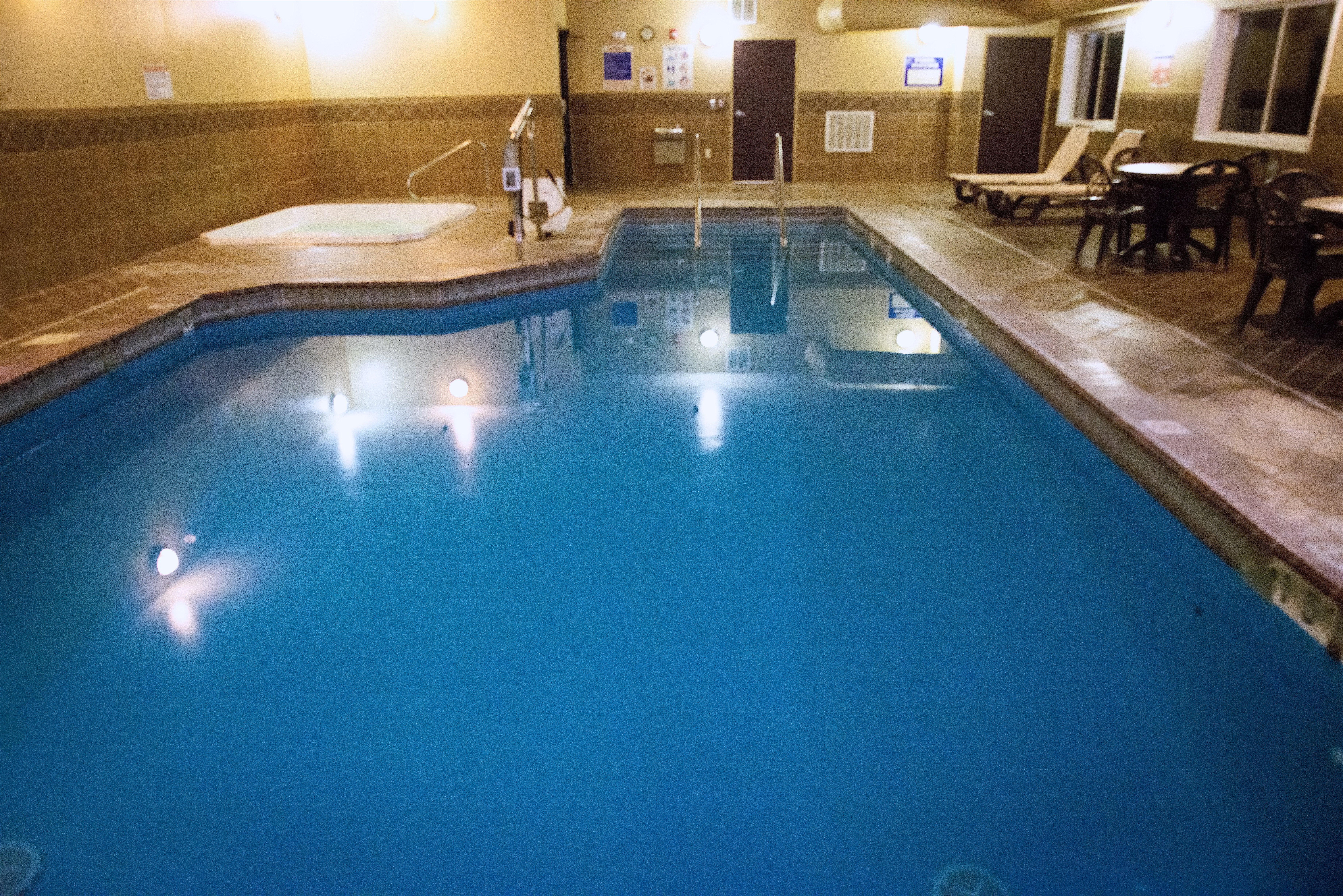 Holiday Inn Express Devils Lake By Ihg Ngoại thất bức ảnh