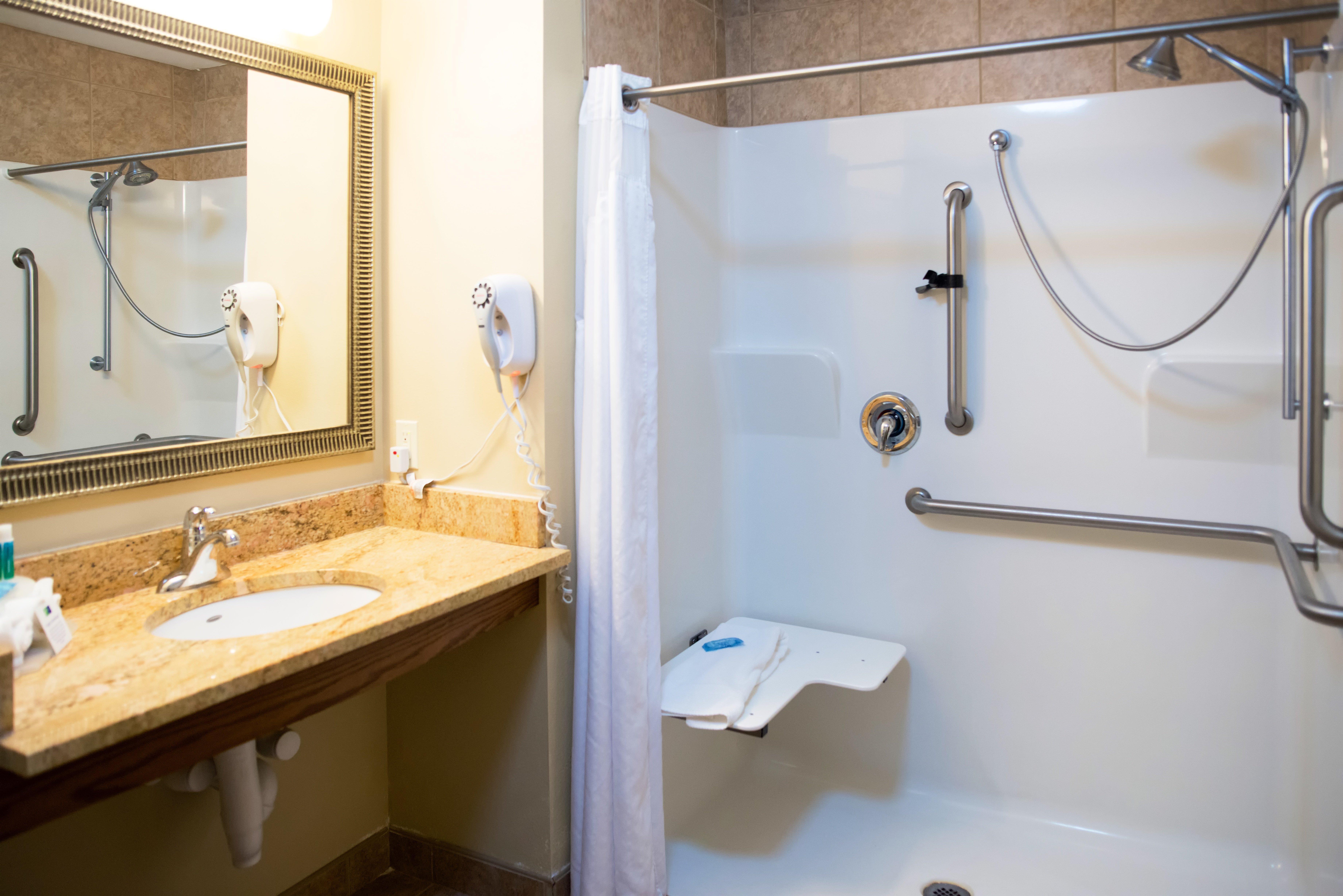 Holiday Inn Express Devils Lake By Ihg Ngoại thất bức ảnh