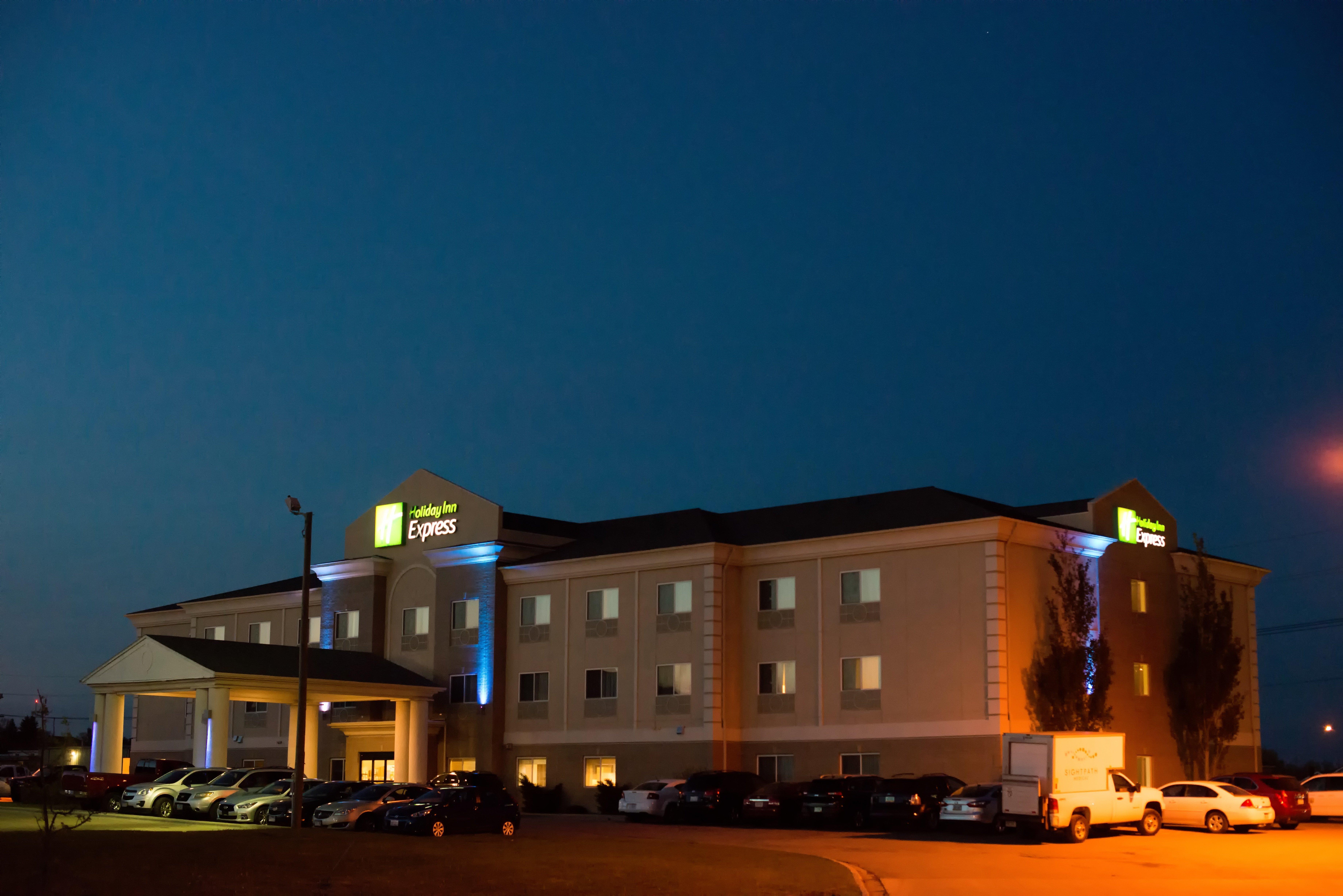 Holiday Inn Express Devils Lake By Ihg Ngoại thất bức ảnh