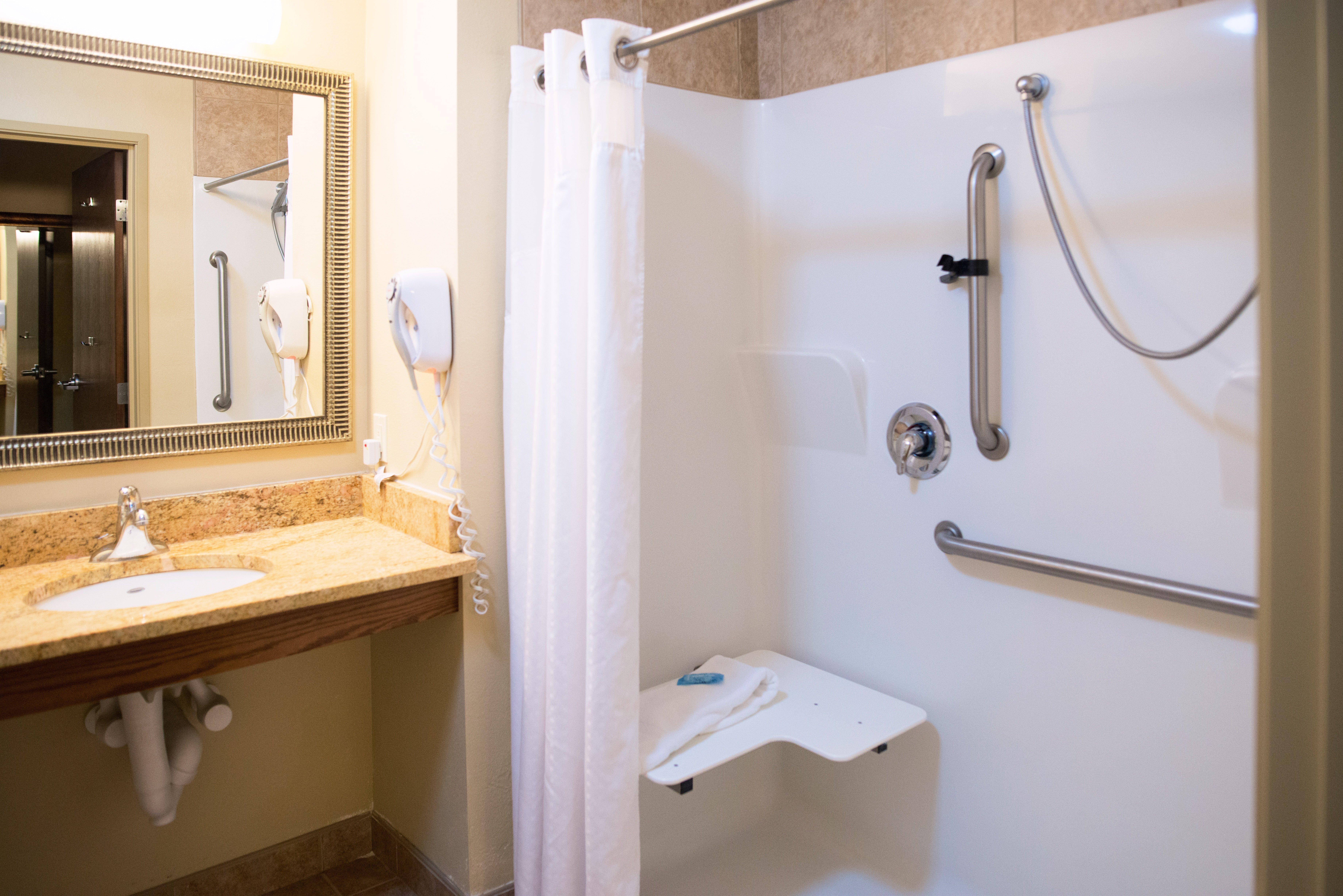 Holiday Inn Express Devils Lake By Ihg Ngoại thất bức ảnh