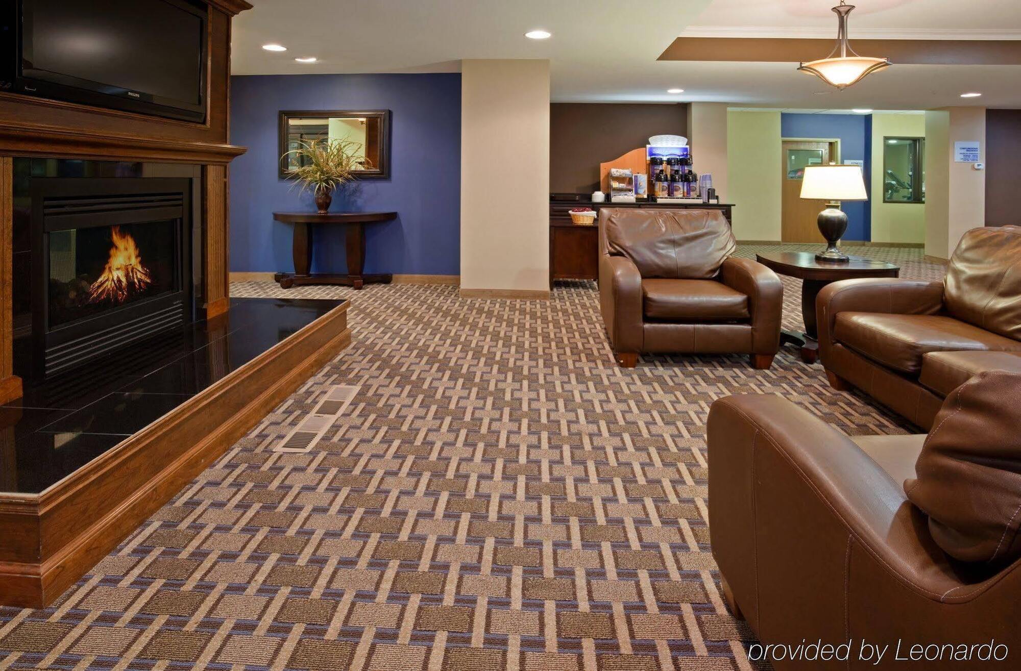 Holiday Inn Express Devils Lake By Ihg Ngoại thất bức ảnh