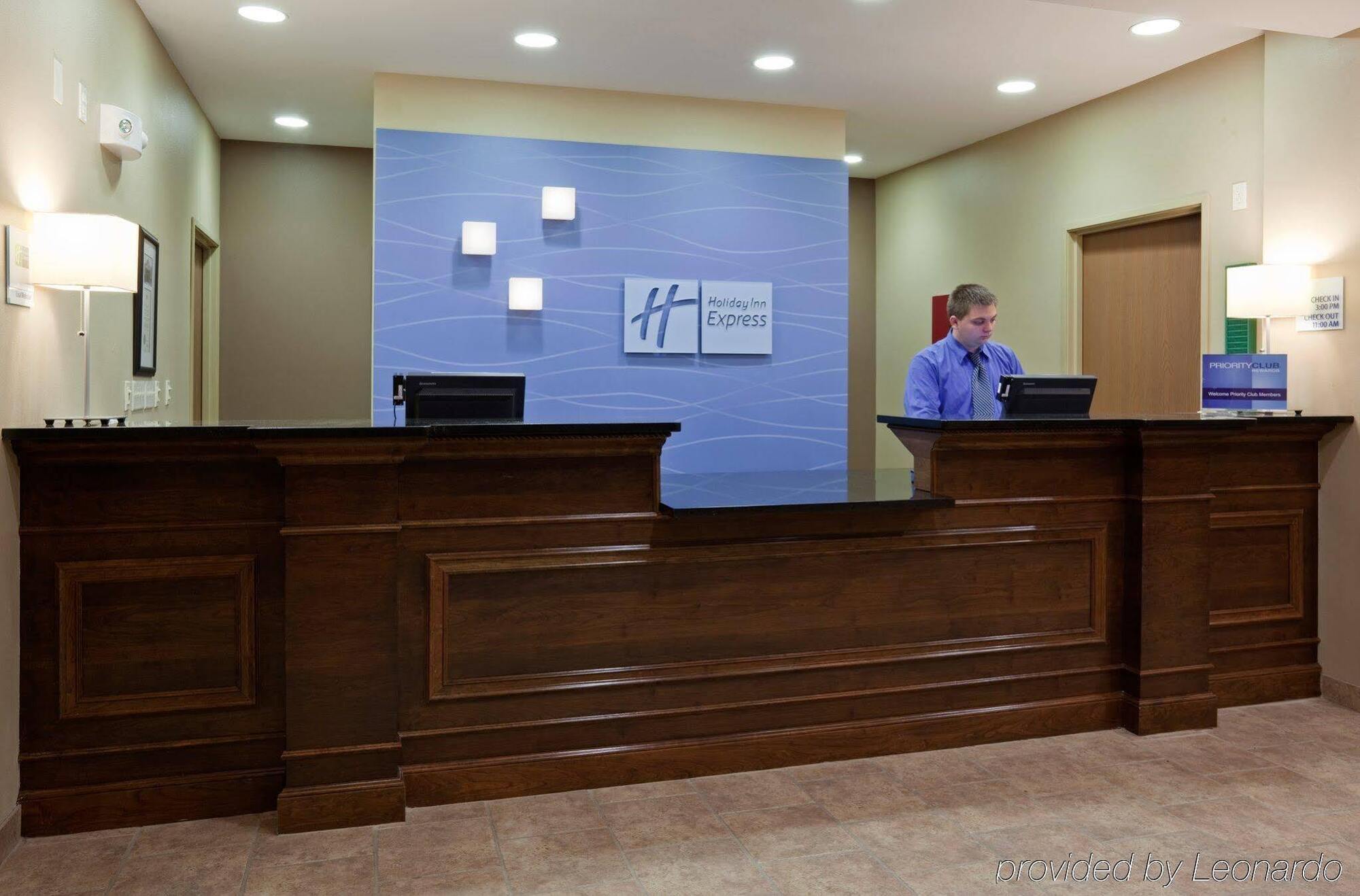 Holiday Inn Express Devils Lake By Ihg Ngoại thất bức ảnh