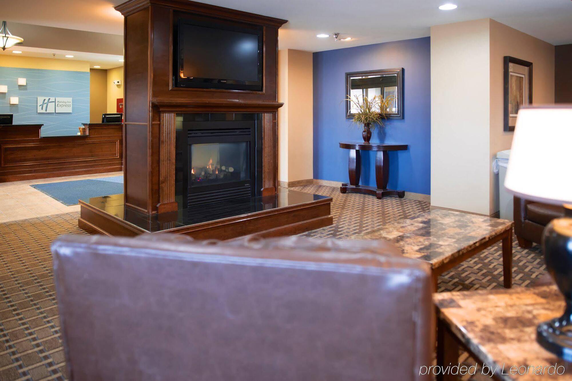 Holiday Inn Express Devils Lake By Ihg Ngoại thất bức ảnh